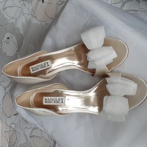 Badgley Mischka Satin D’Orsay Pumps Pearl/Offwhite sz 8.5M